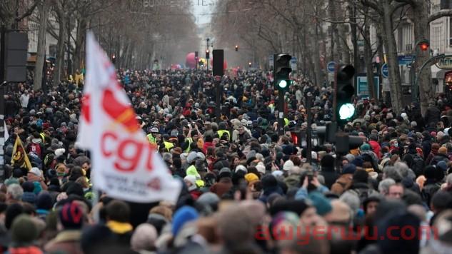 法国遭遇猛烈罢工，百万人游行抗议，欧美国家面临多种物流延误问题！ 第1张